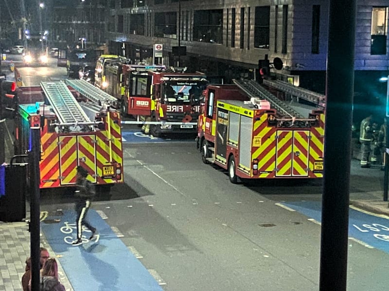 More than 100 firefighters called to Southwark Bridge Road blaze