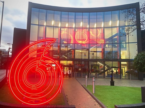 Vodafone’s ‘obtrusive’ neon logo vetoed in Great Suffolk Street